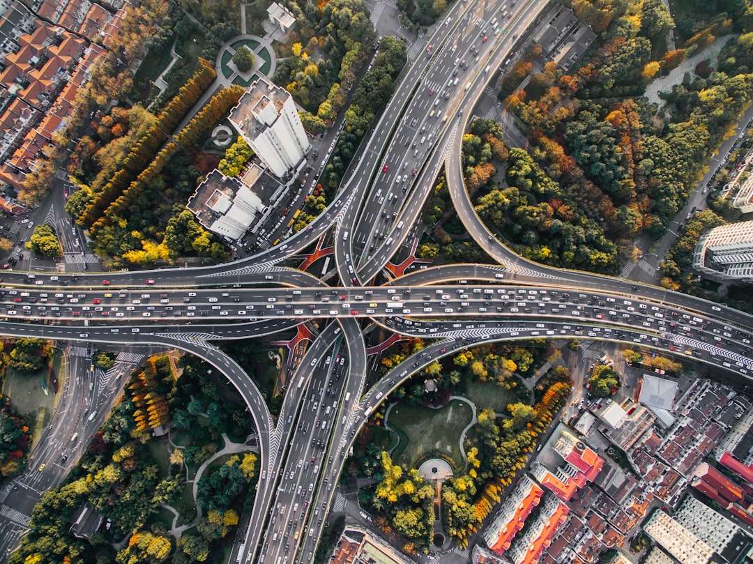 découvrez les lois sur la sécurité routière essentielles pour garantir des routes plus sûres. apprenez les règles, réglementations et comportements à adopter pour protéger tous les usagers de la route.